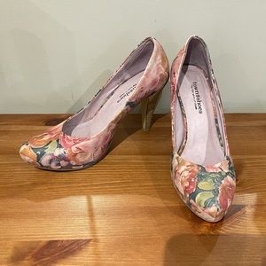 Gently worn TOWN SHOES pretty floral pumps!